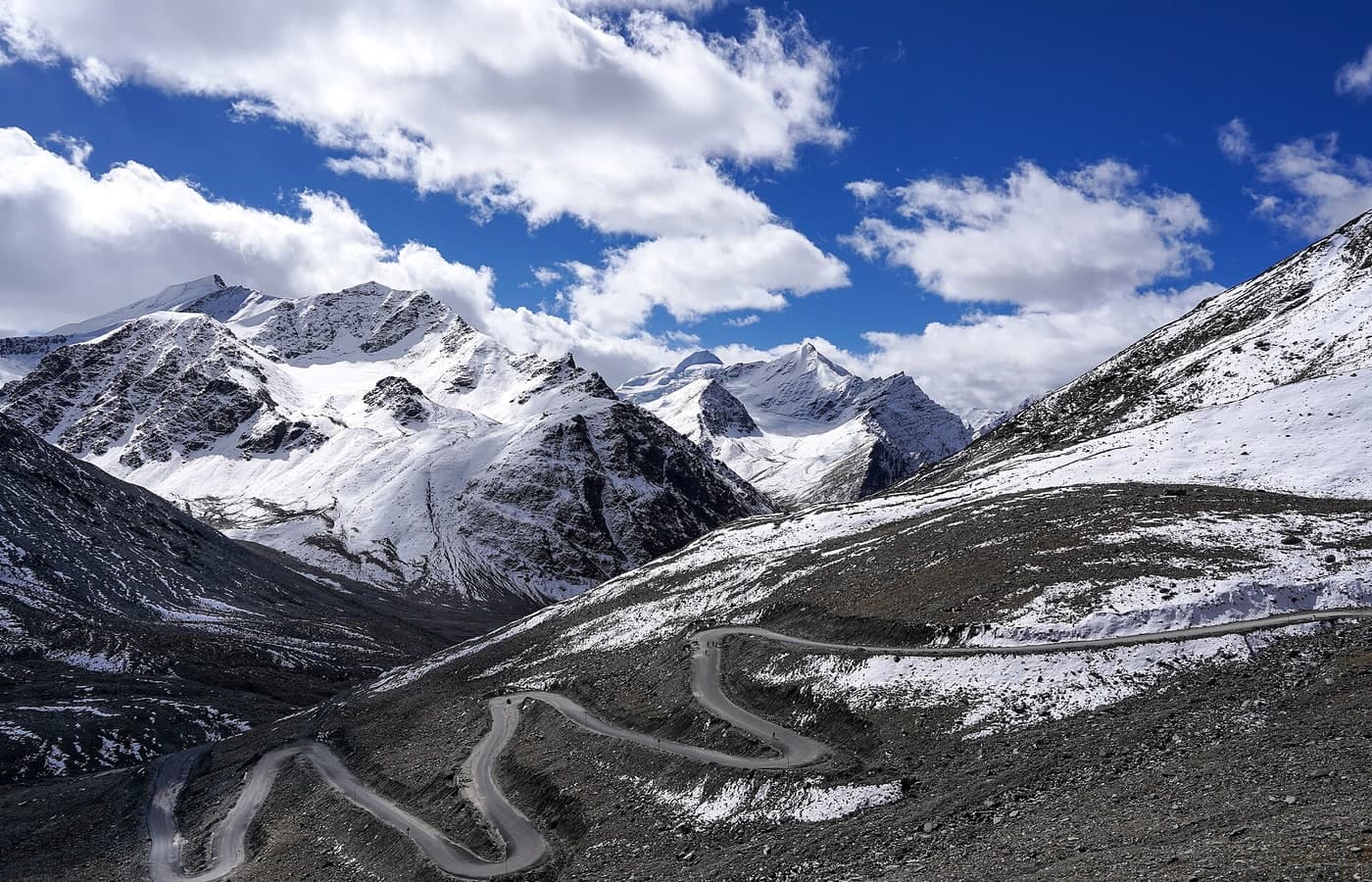 Manali mountain valley landscape